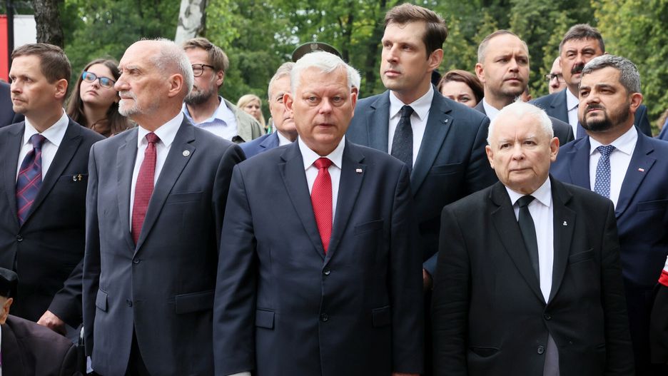 79. rocznica Powstania Warszawskiego
Fot. Pawel Wodzynski/East News,  Warszawa, 01.08.2023. Obchody 79. rocznicy Powstania Warszawskiego. Uroczystosci przy pomniku Gloria Victis na Cmentarzu Wojskowym na Powazkach.
N/z: Antoni Macierewicz, Marek Suski, wojewoda mazowiecki Tobiasz Bochenski, prezes PiS Jaroslaw Kaczynski, Krzysztof Sobolewski.
Pawel Wodzynski