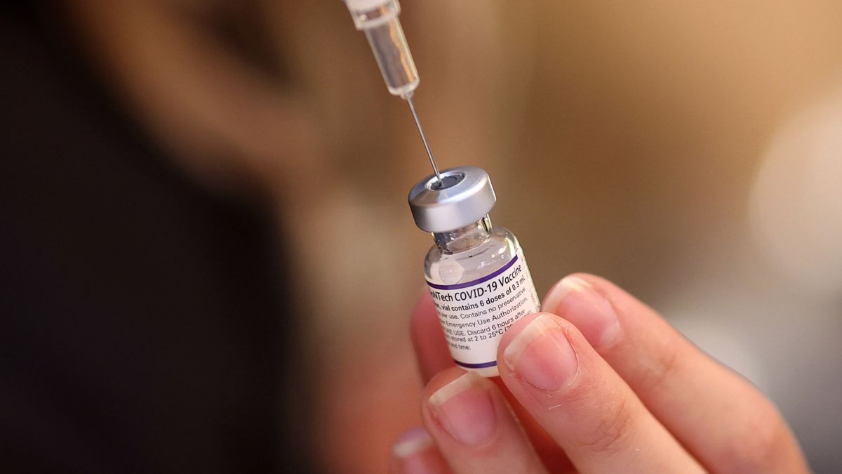 A Roseland Community Hospital nurse prepares doses of the Pfizer vaccine on Dec. 30, 2021, during a COVID-19 vaccination event at Josephine's Southern Cooking in Chatham, Illinois. (Brian Cassella/Chicago Tribune/Tribune News Service via Getty Images)
