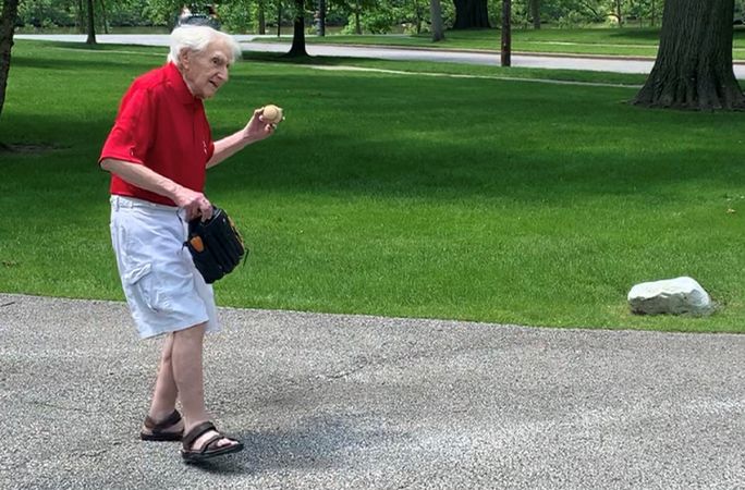 Dr Tucker jest cały czas aktywny fizycznie