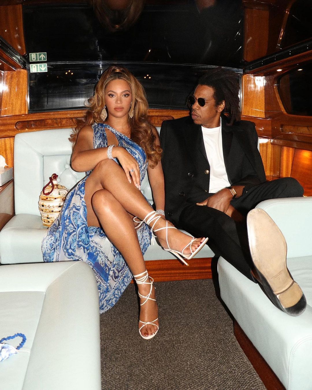 Wystrojona Beyonce wymachuje TOREBKĄ-URNĄ na luksusowych wakacjach w Wenecji