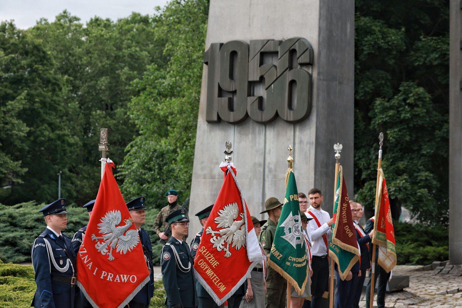 W sobotę, 28 czerwca w centrum Poznania wybrzmiała pamięć o tych, którzy 69 lat temu wyszli na ulice, domagając się chleba i wolności. O godzinie 18.30 na placu Adama Mickiewicza rozpoczęły się główne uroczystości upamiętniające robotniczy zryw z 1956 roku. W wydarzeniu uczestniczyli mieszkańcy miasta, przedstawiciele władz oraz środowisk kombatanckich