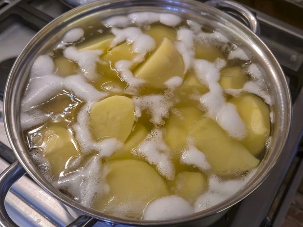 Wsyp do wody oprócz soli. Ziemniaki ugotują się ekspresowo