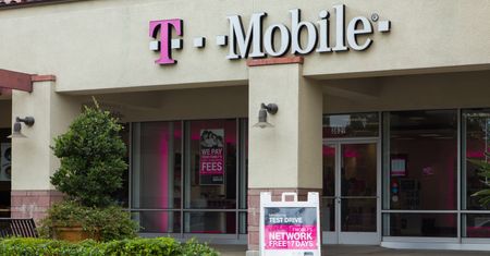 Pożar w jednej z warszawskich hal. Możliwe utrudnienia dla klientów T-Mobile