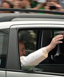 Oszczędności w Watykanie. Blokada etatów i awansów