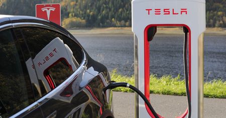 Mniejsze przywileje dla aut elektrycznych. Ich kierowcy zapłacą za parkowanie w Oslo