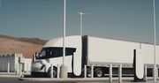 Pożar ciężarówki Tesli na amerykańskiej autostradzie. Droga była zamknięta przez wiele godzin