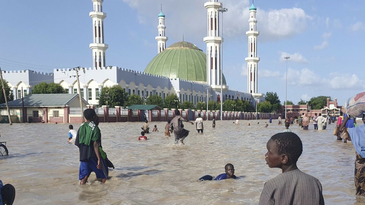 Wielka pow�d? w NigeriiPeople walk through floodwaters following a dam collapse in Maiduguri, Nigeria, Tuesday Sept 10, 2024. (AP Photos/ Joshua Olatunji)Joshua Olatunji