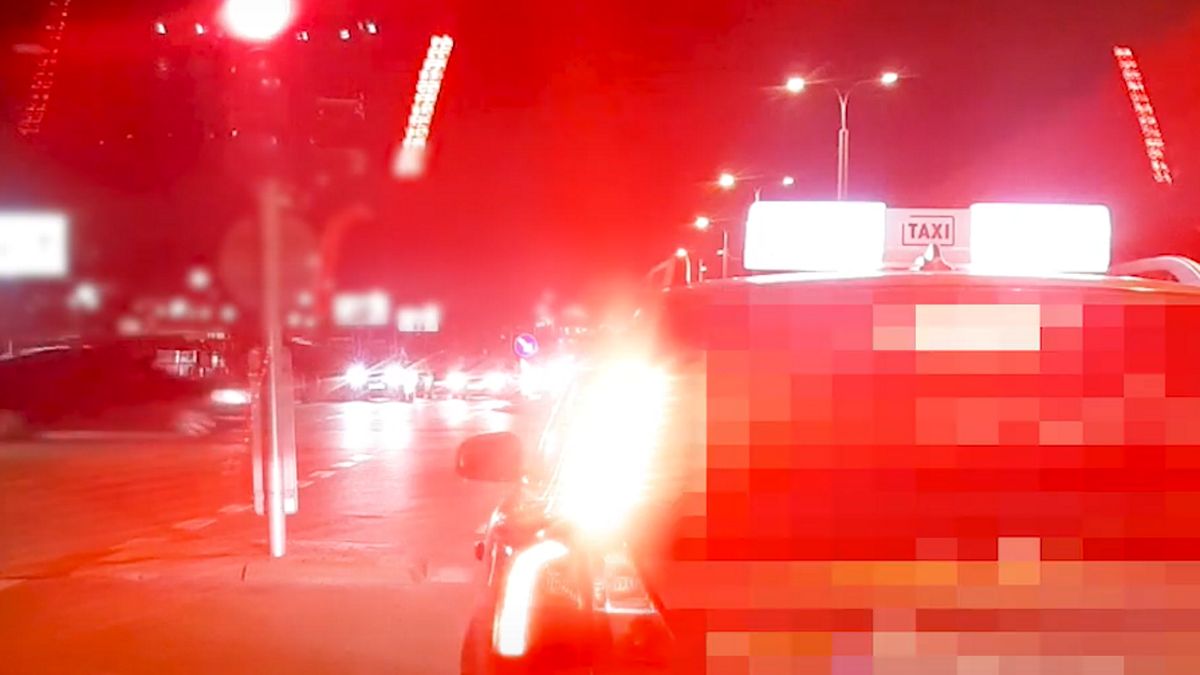Taksówkarz ruszył na czerwonym