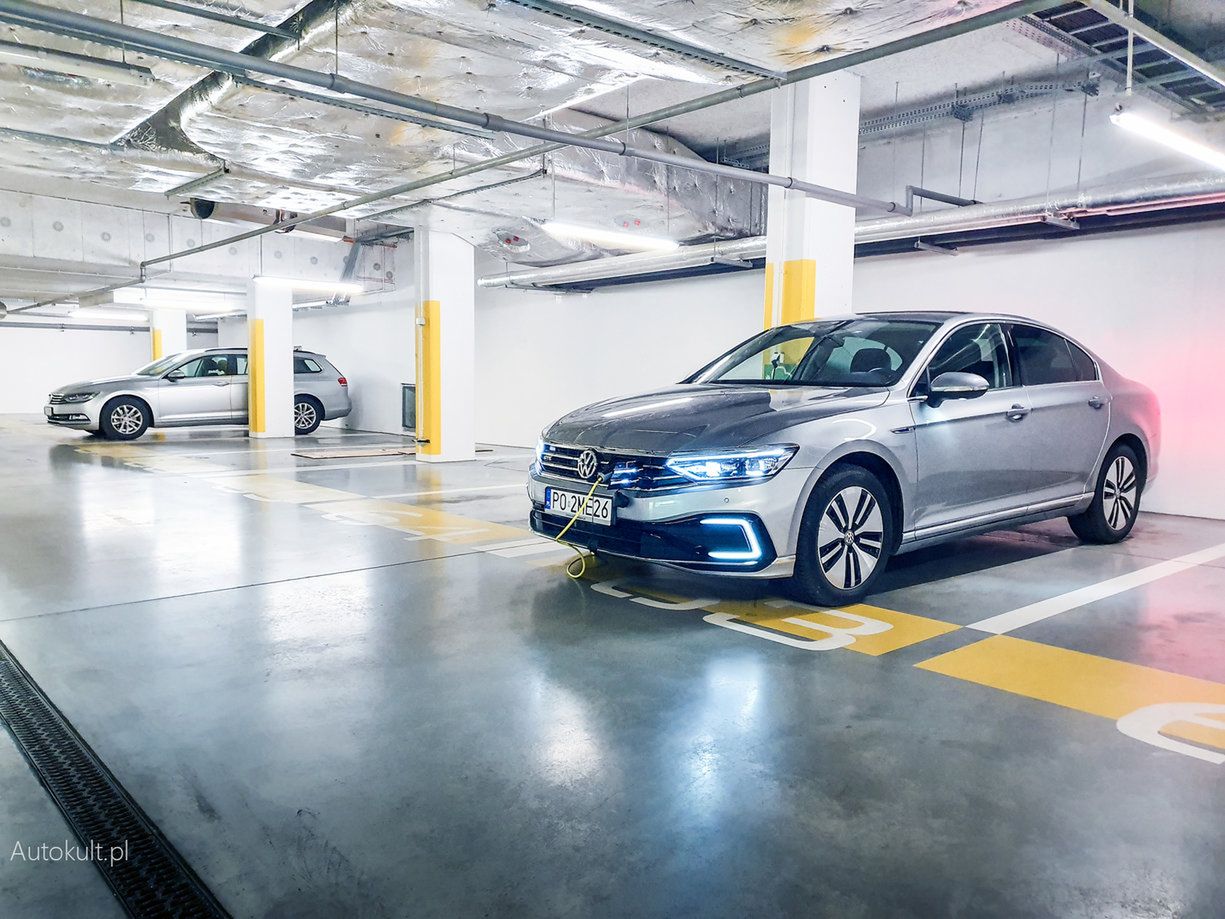 Hybrydę plug-in można ładować ze zwykłego gniazdka i trwa to ok. 5,5 godziny