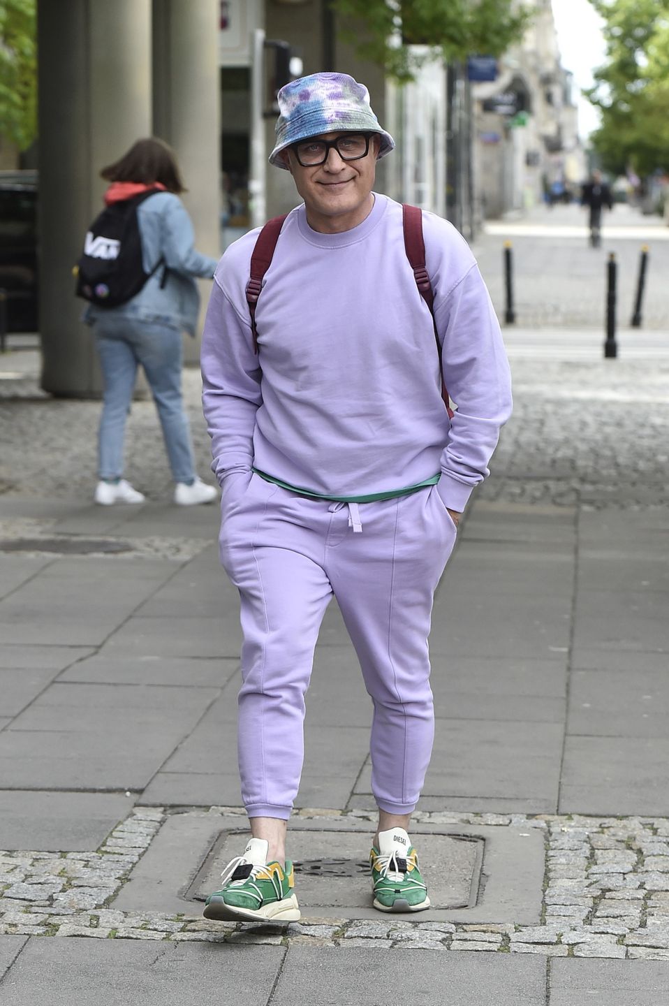 Gwiazdy DDTVN, kapelusz kolorowy, maj 2022, okulary, sweter fioletowy, sweter liliowy, sylwetka, komplet fioletowy, komplet fioletowy pastelowy, spodnie liliowe, spodnie fioletowe, spodnie sportowe, buty sportowe zielone