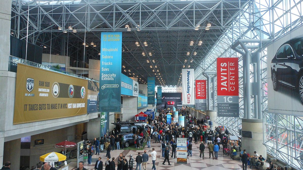 Organizatorzy zaostrzyli środki bezpieczeństwa, lecz to nie wystarczyło. Targi zostaną przeniesione na sierpień.