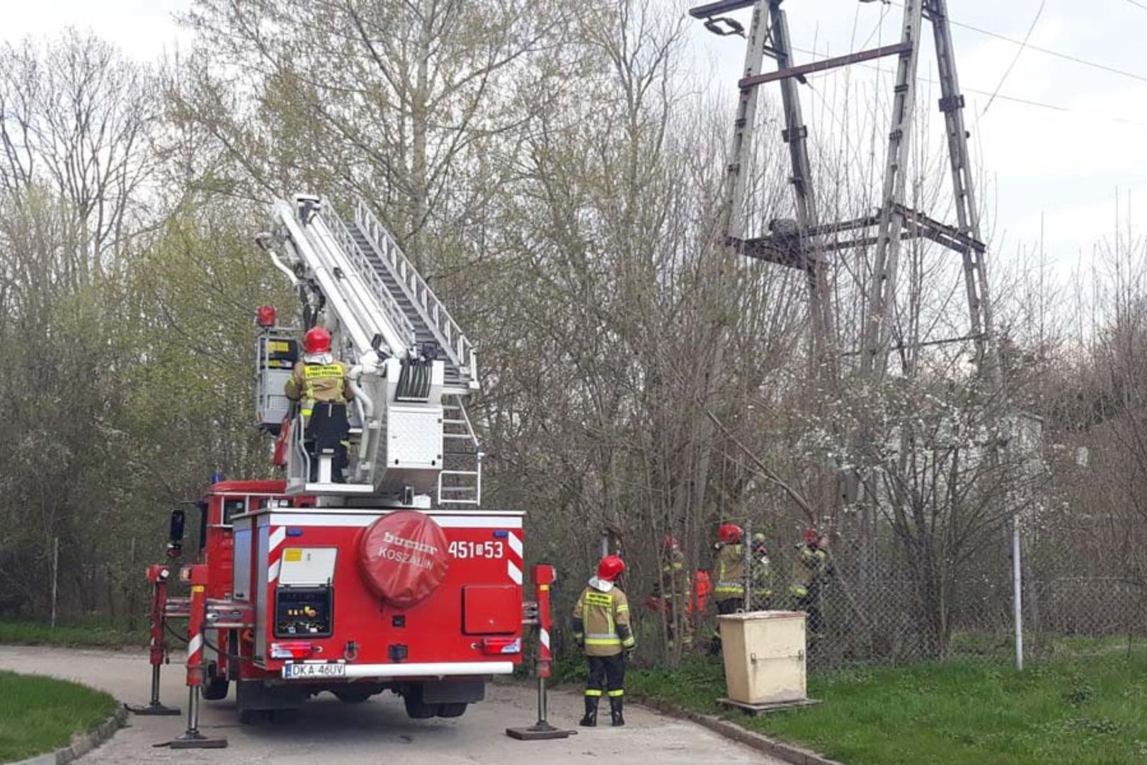 Chcieli podziwiać widoki. Nastolatkowie weszli na słup energetyczny