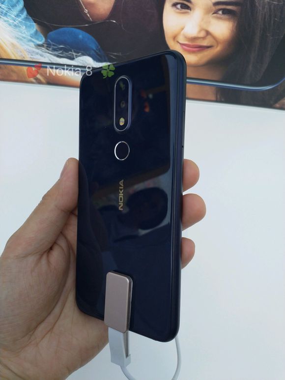 Nokia X6 na zdjęciach. Finowie również chcą mieć klona iPhone'a X 7