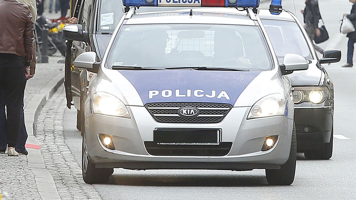 Policyjny radiowóz na polskiej ulicy. Zdjęcie ilustracyjne