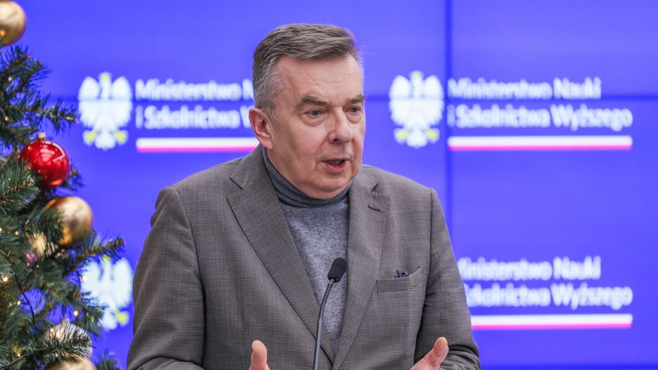 Warszawa, 13.12.2024. Minister nauki Dariusz Wieczorek na konferencji prasowej w siedzibie Ministerstwa Nauki i Szkolnictwa Wyższego w Warszawie, 13 bm. Temat spotkania: podsumowanie roku działań resortu. (amb) PAP/Paweł Supernak