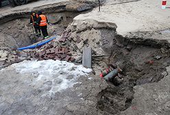 Zapadnięta jezdnia w Warszawie