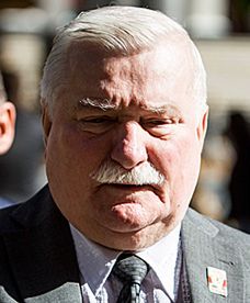 Lech Wałęsa oskarża Kaczyńskich ws. Smoleńska