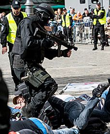 Ćwiczenia policji, antyterrorystów i służb ratunkowych