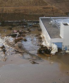 Fala tsunami zalewa Fukushimę - nowe zdjęcia