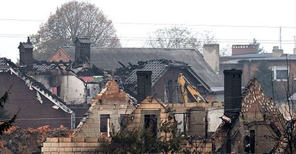 Zniszczenia po pożarze w Jankowie Przygodzkim w świetle dnia
