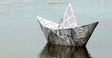 Po Wiśle pływa sobie "papierowa łódeczka"