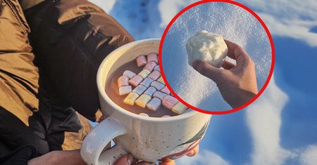 Do gorącego kakao wrzuć "śnieżną" kulkę z niespodzianką. To zimowy hit