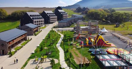 Wygląda jak alpejska wioska. Ten resort z widokiem na Tatry przyciąga masą atrakcji