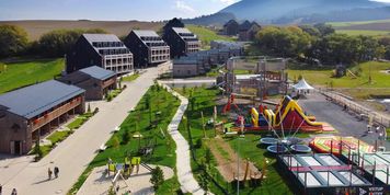Wygląda jak alpejska wioska. Ten resort z widokiem na Tatry przyciąga masą atrakcji