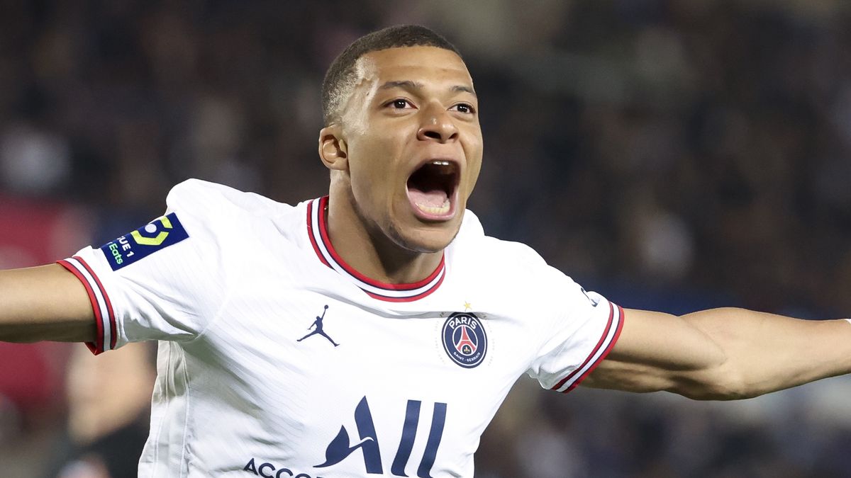 STRASBOURG, FRANCE - APRIL 29: Kylian Mbappe of PSG celebrates his second goal during the Ligue 1 Uber Eats match between RC Strasbourg Alsace (RCSA) and Paris Saint-Germain (PSG) at Stade de la Meinau on April 29, 2022 in Strasbourg, France. (Photo by John Berry/Getty Images)