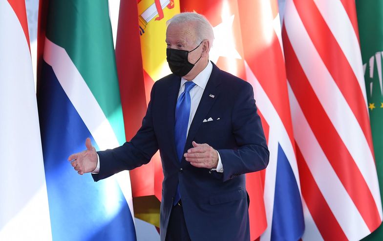 Na zdjęciu Joe Biden na tle flag kliku państw