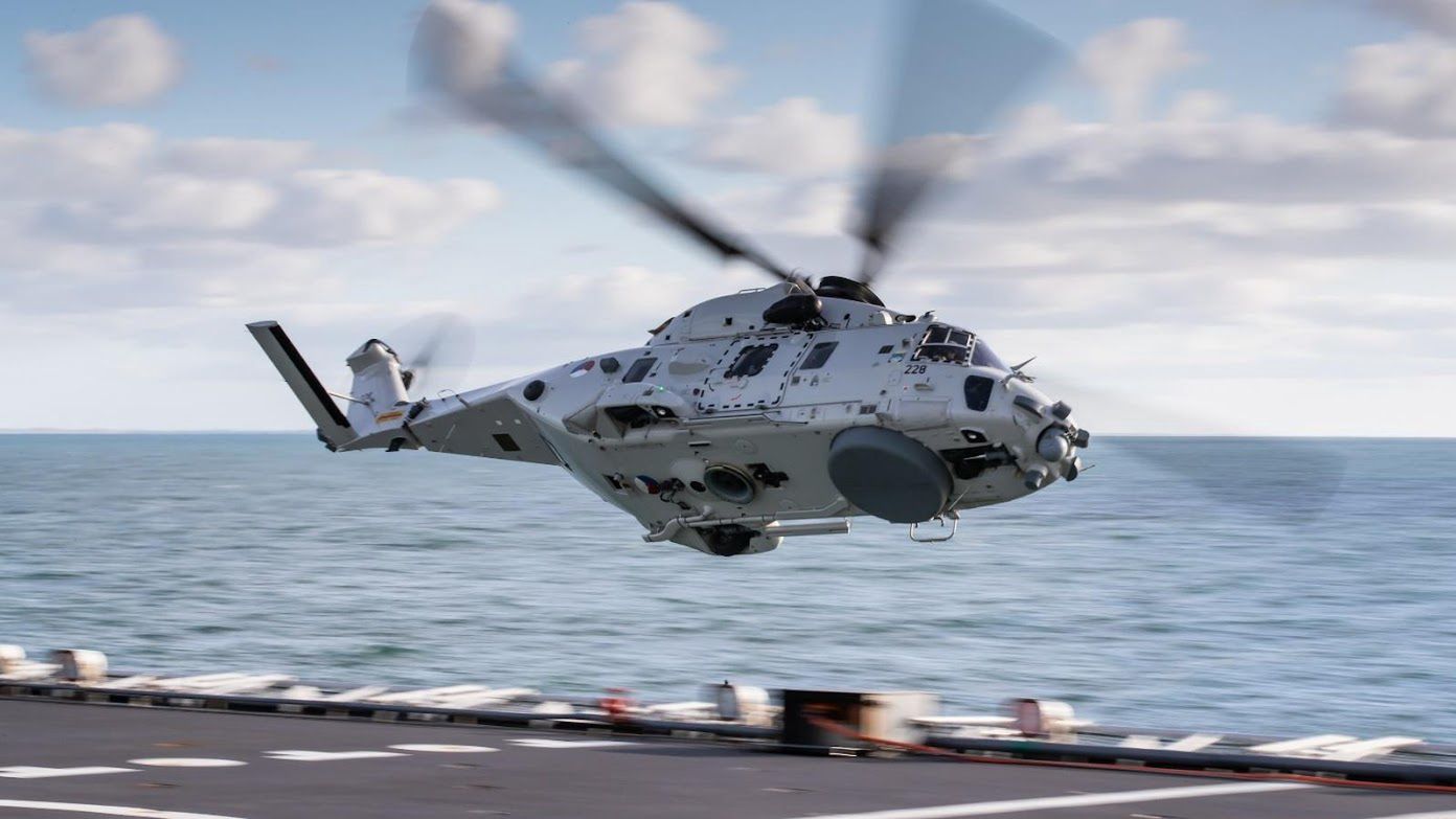 NH90 NFH z dobrze widoczną osłoną radaru do wykrywania celów morskich