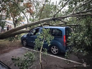 Szkody po burzy a odszkodowanie. Przed tym chronią polisy OC i AC
