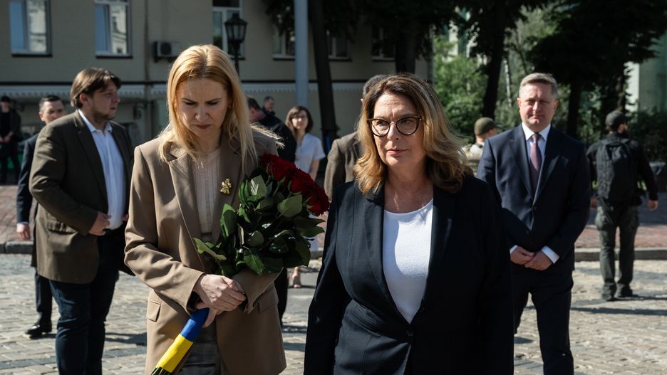 Ma�gorzata Kidawa-B�o�ska, Olena Kondratiuk, Wasyl Zwarycz
Viacheslav Ratynskyi
agresja Rosji, atak Rosji na Ukrain�, bukiet, dyplomacja, inwazja, inwazja rosyjska, konflikt zbrojny, kwiat�w, kwiaty, Ma�gorzata Kidawa B�o�ska, mi�dzynarodowa, polityk, polityka, sytuacja na Ukrainie, sytuacja w Ukrainie, wizyta, wojna, Wojna na Ukrainie, wojna w Ukrainie, wok� Ukrainy, zagraniczna