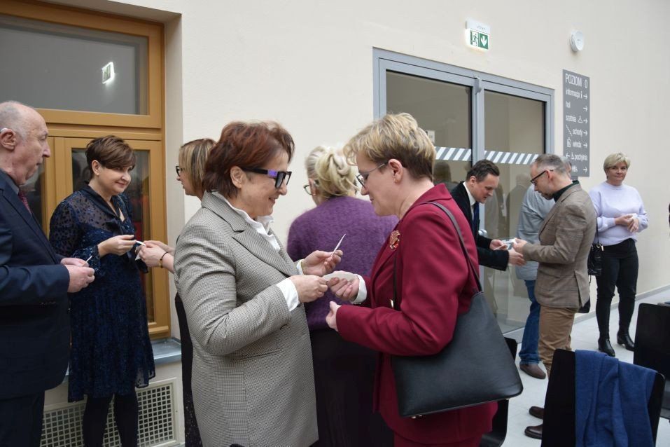 Spotaknie świąteczne było okazją do przełamania się opłatkiem i złożenia życzeń świątecznych. 