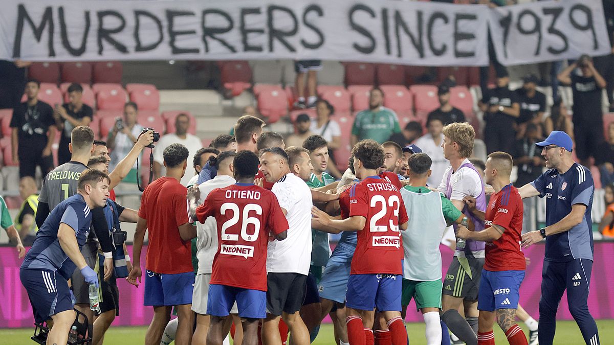 Transparent izraelskich kibiców na meczu Macabi z Rakowem