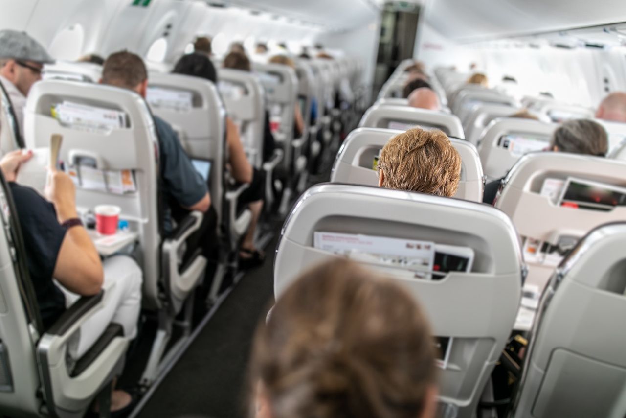 Aggressiver Passagier im Flugzeug mit Klebeband überwältigt