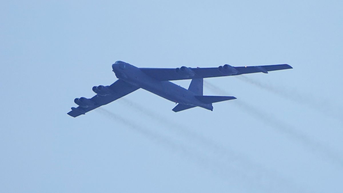 Samolot B-52. Z takiej maszyny wystrzelono pocisk naddźwiękowy. Zdjęcie archiwalne 