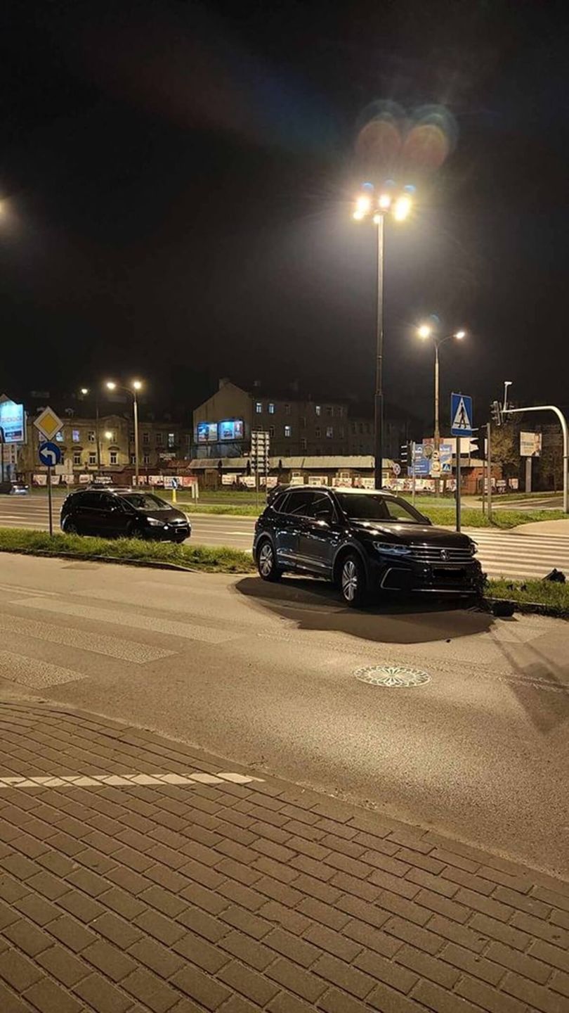 Zderzenie forda z volkswagenem na al. Tysiąclecia