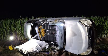 Kępno: Opel kilka razy dachował w polu. Kierowca uciekł