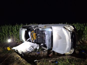 Kępno: Opel kilka razy dachował w polu. Kierowca uciekł