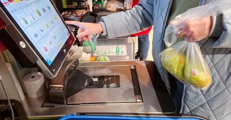 To wkurza klientów na zakupach. Nie chcą czekać, aż przyjdzie pomoc