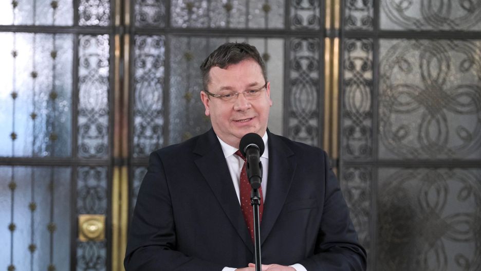 Minister Wójcik śpiewa w studiu. "Zamienił się w Binga Crosby'ego i Elvisa Presleya 