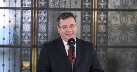 Minister Wójcik śpiewa w studiu. "Zamienił się w Binga Crosby'ego i Elvisa Presleya"