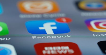 Mogło wyjść niezręcznie. Facebook sam wysyłał zaproszenia do znajomych