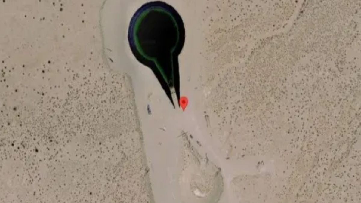 Internauci nie są zgodni, co widzą na ekranie. Niektórzy nazywają tajemniczy krater "wrotami do piekła"