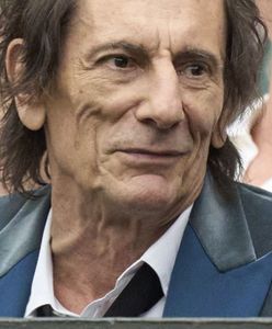 Ronnie Wood z młodą żoną na Wimbledonie. Jest w nią wpatrzony jak w obrazek