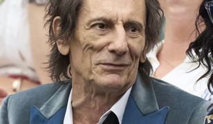 Ronnie Wood z młodą żoną na Wimbledonie. Jest w nią wpatrzony jak w obrazek