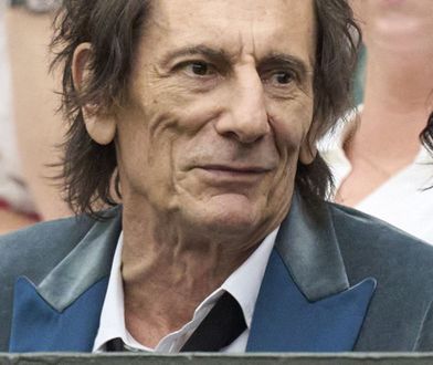 Ronnie Wood z młodą żoną na Wimbledonie. Jest w nią wpatrzony jak w obrazek