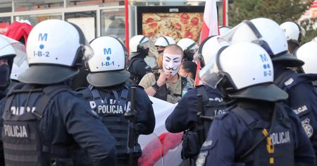 Protesty w Polsce. Media: kibice Arki Gdynia wdarli się do biura posła PiS. Marcin Horała interweniuje