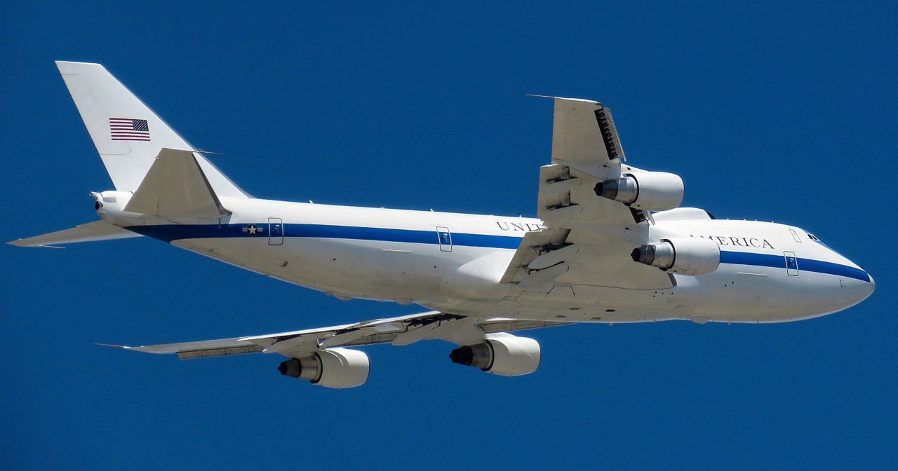 E-4B numer 73-1677 po starcie z Pekinu z sekretarzem obrony Jamesem Mattisem na pokładzie, 2018 rok